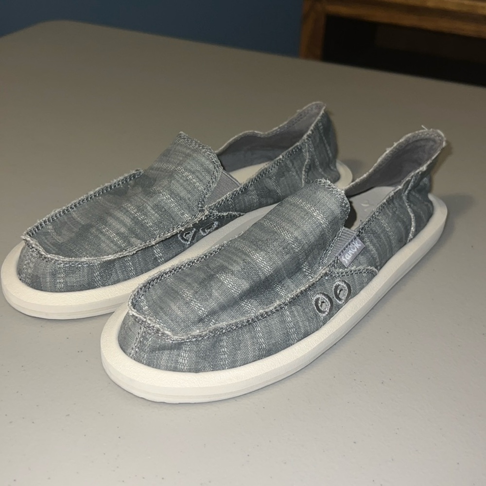 Size 6 women’s Sanuks. In good condition.